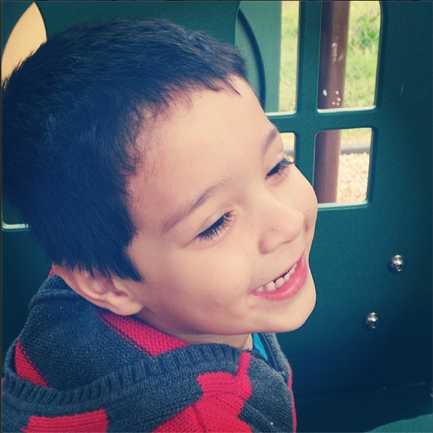 Miércoles Mudo ~ Disfrutando del parque con su titi Nany