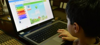 Kung Fu Boy Jugando en la Plataforma Plaza Familia PreK12