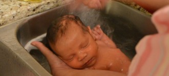 Miércoles Mudo ~ Primer Baño de Baby Oli