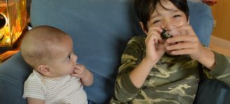 #MiércolesMudo ~ Aprendiendo del hermano mayor