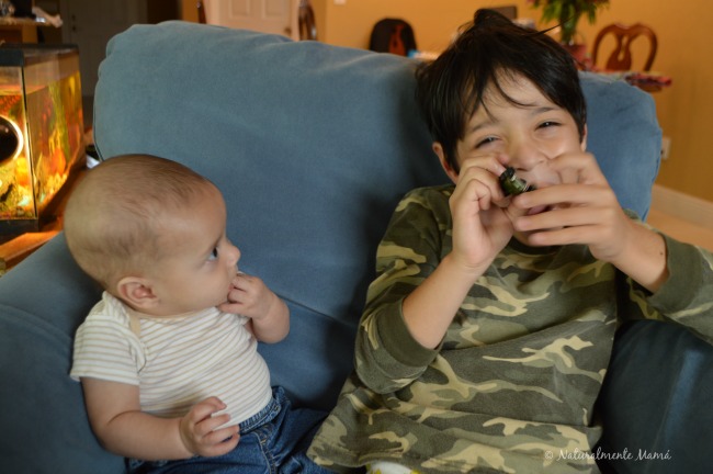 #MiércolesMudo ~ Aprendiendo del hermano mayor